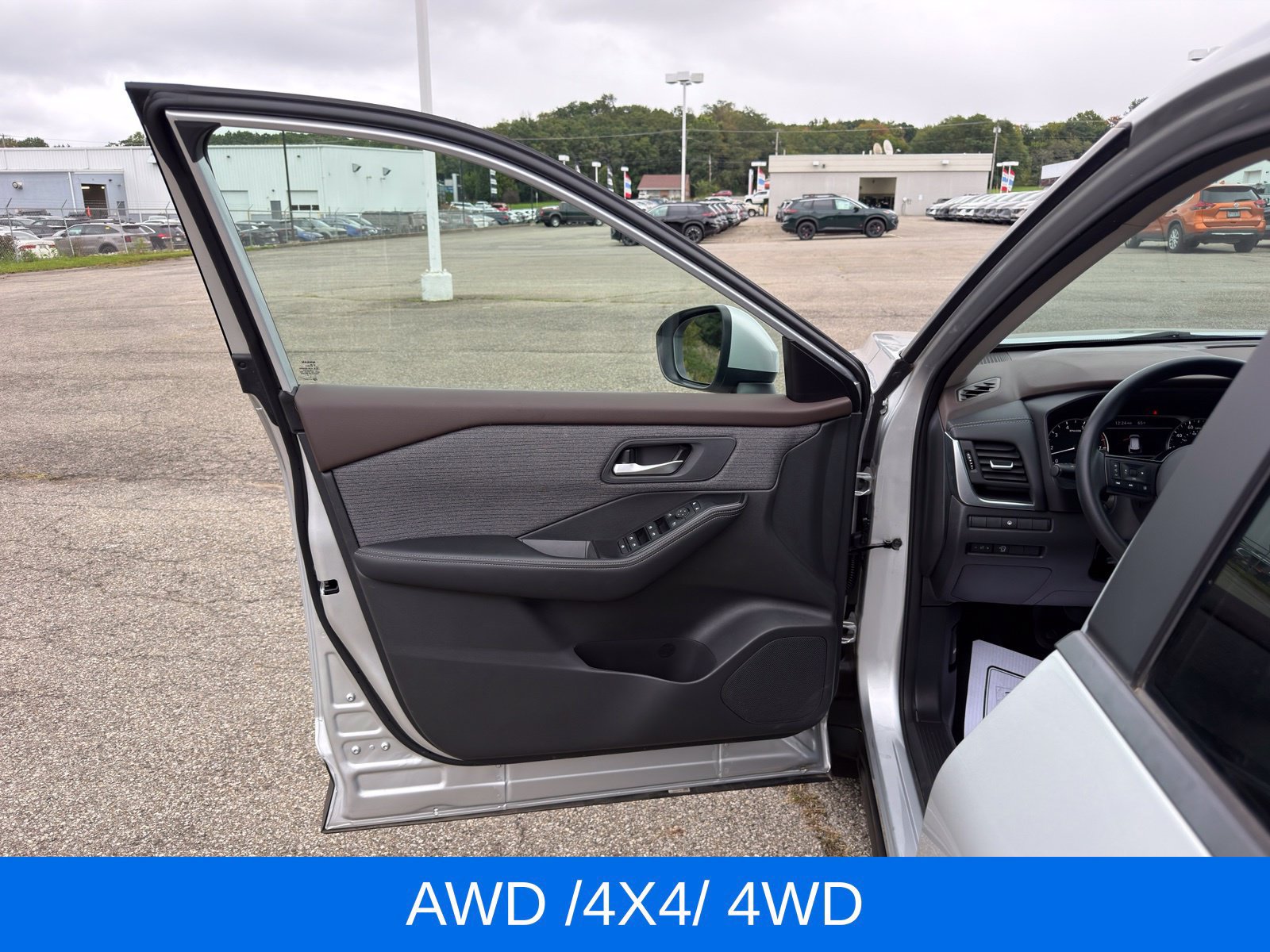 Used 2023 Nissan Rogue SV AWD/4WD image 13