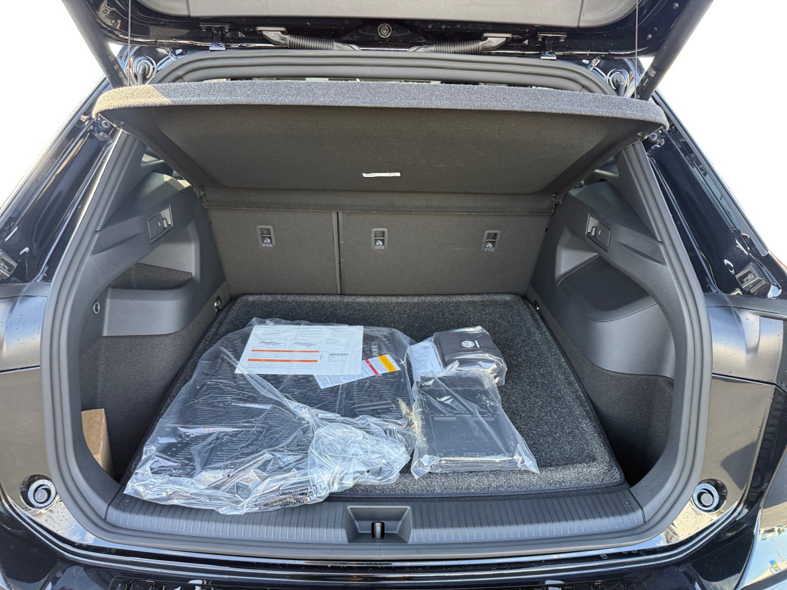 New 2026 Volkswagen Tiguan SEL R-Line AWD/4WD image 17