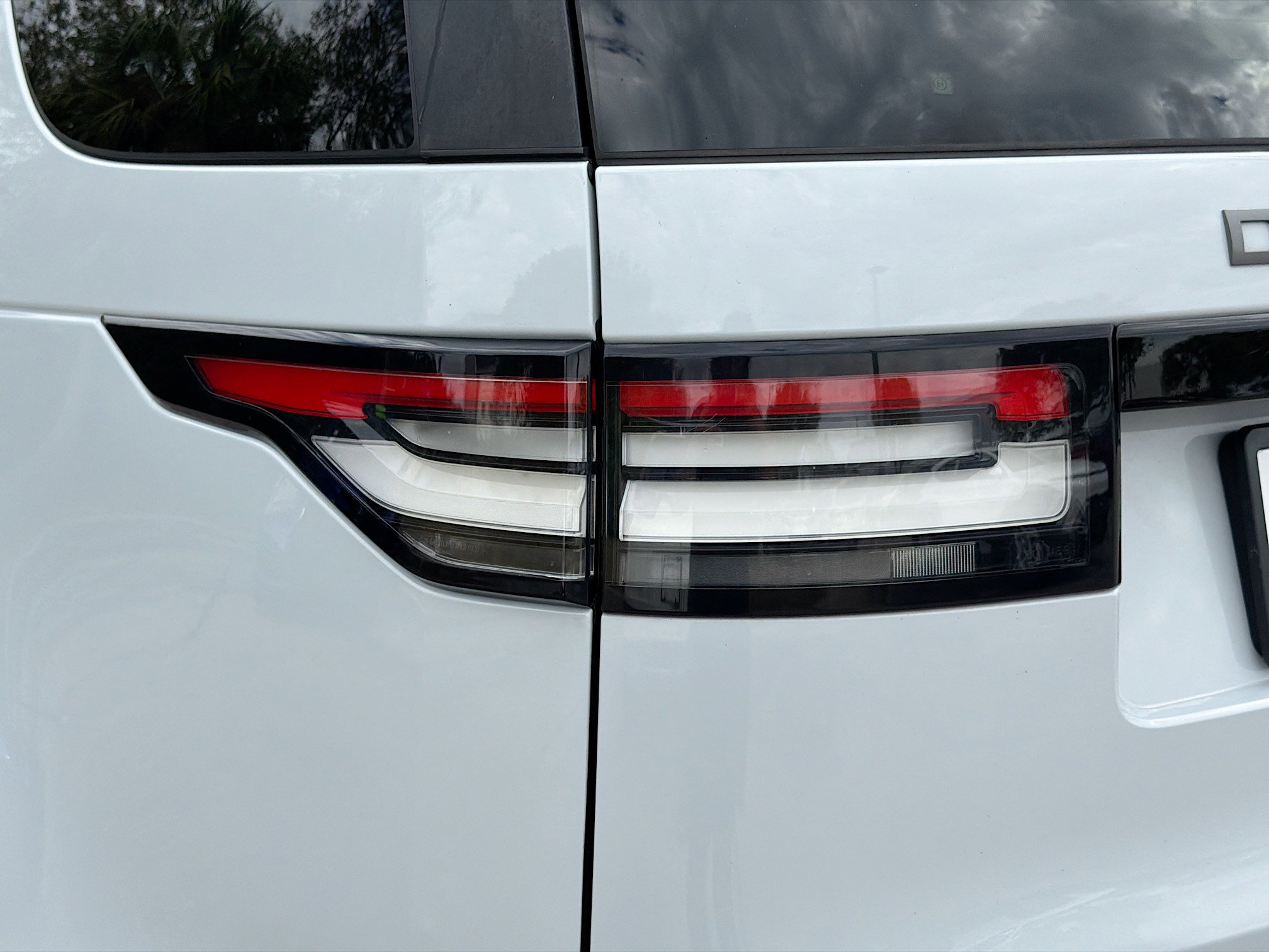 Used 2019 Land Rover Discovery SE image 10