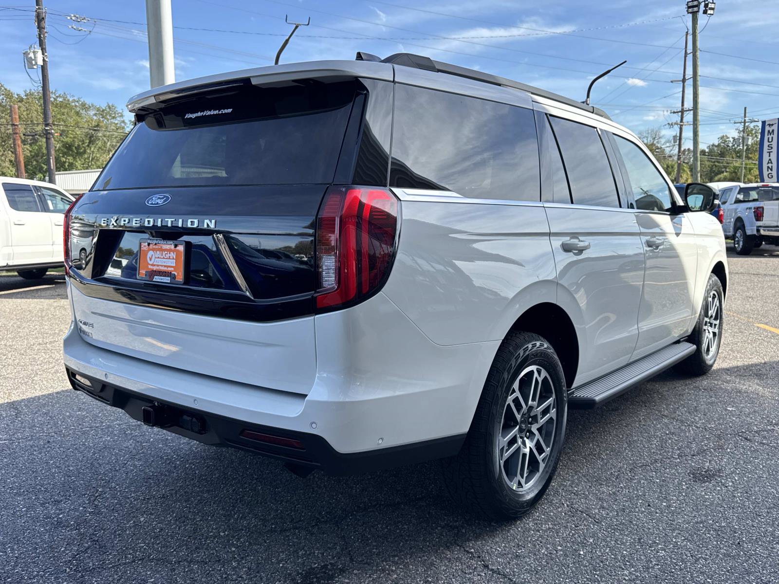 New 2025 Ford Expedition Active image 4