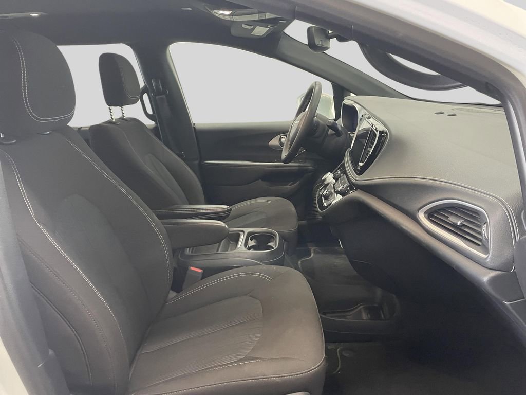 Used 2022 Chrysler Pacifica Touring FWD image 14