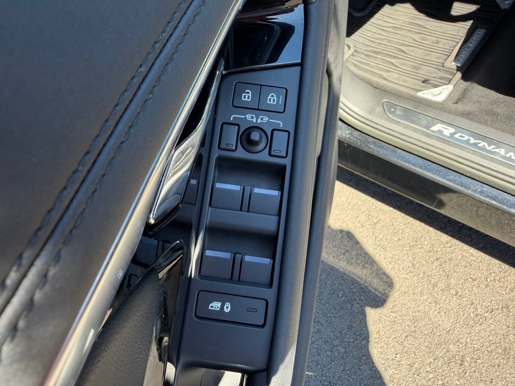 Used 2023 Land Rover Range Rover Evoque R-Dynamic SE AWD/4WD image 13