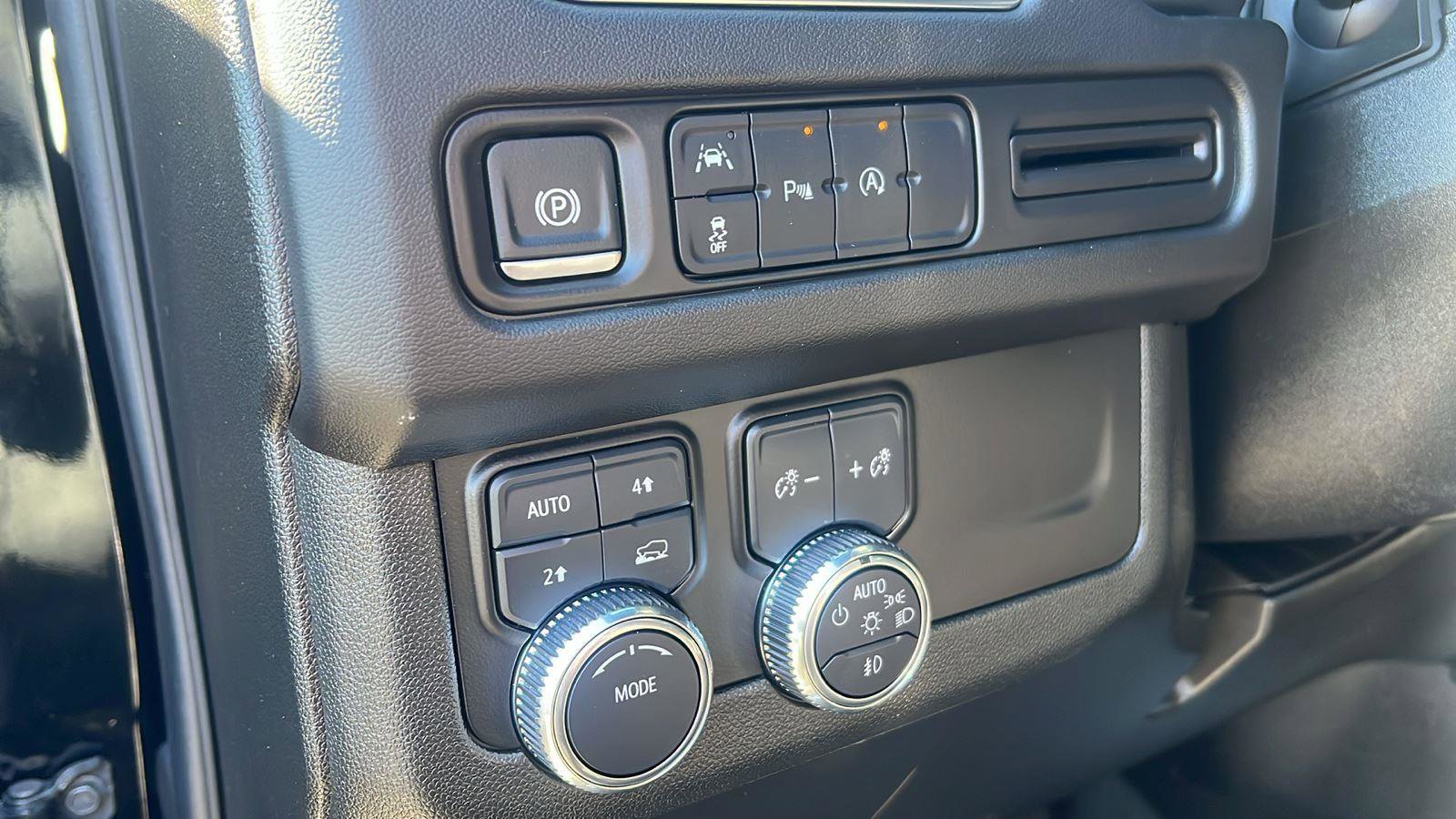 Used 2024 GMC Yukon SLT image 12