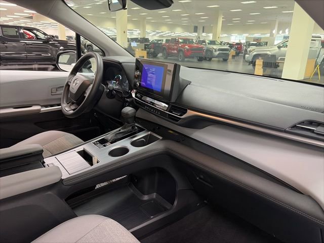 Certified 2025 Toyota Sienna LE image 9