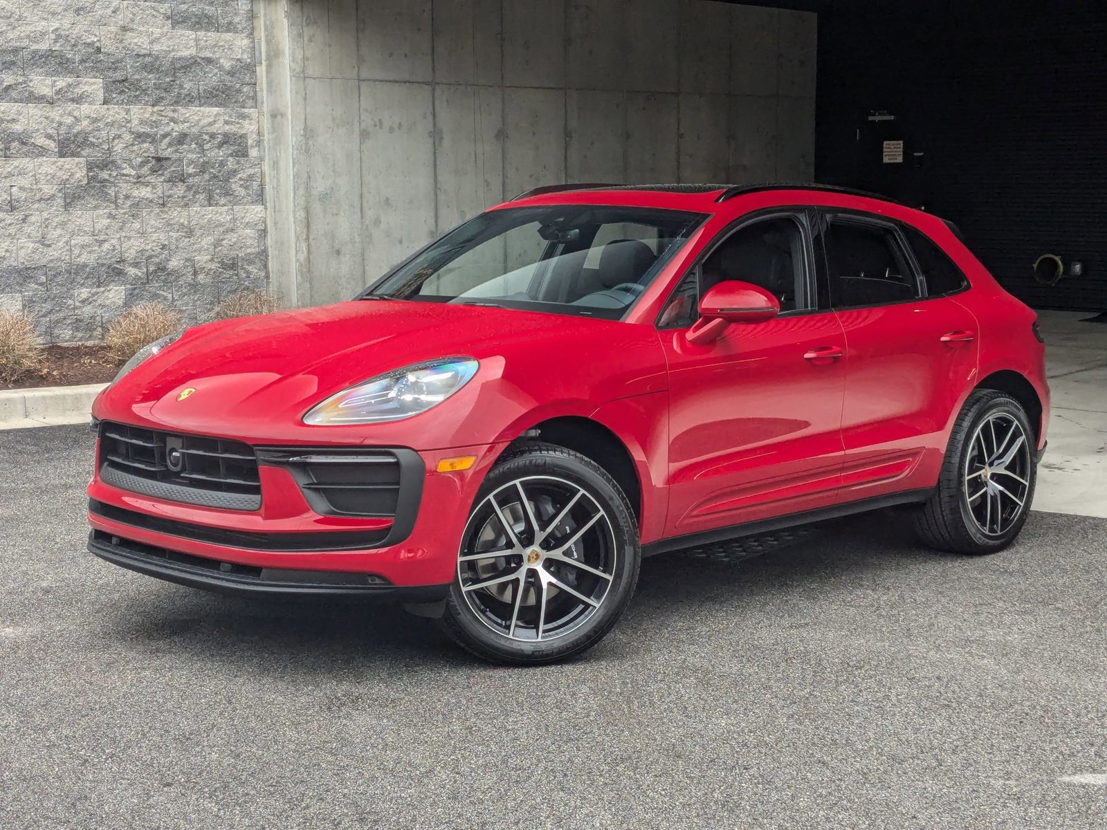 Used 2025 Porsche Macan image 1