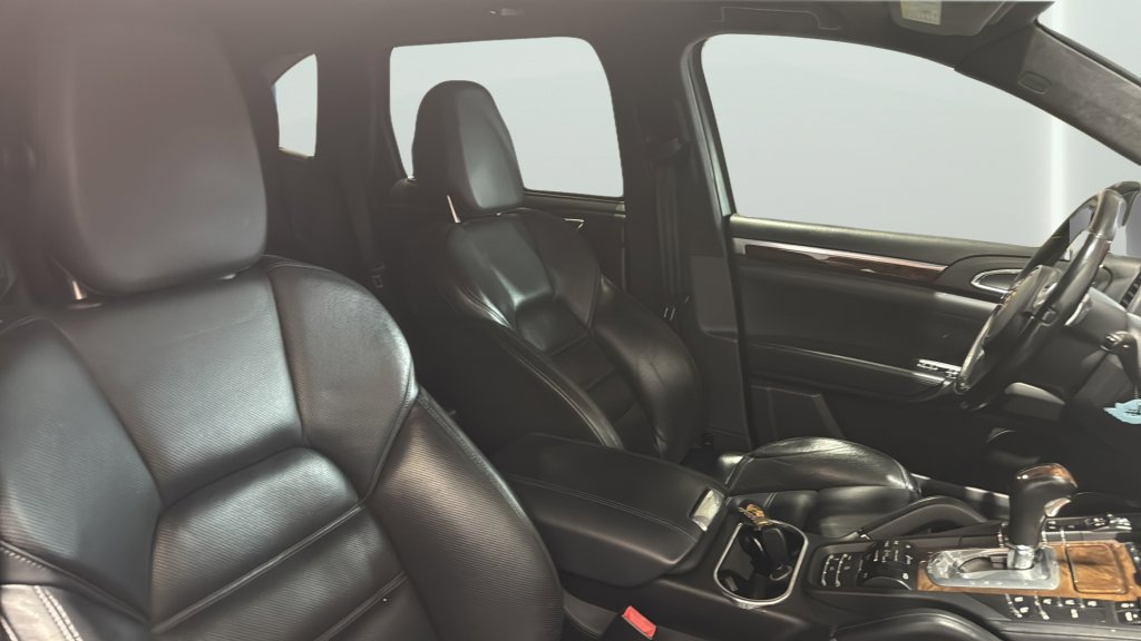 Used 2011 Porsche Cayenne Turbo image 21