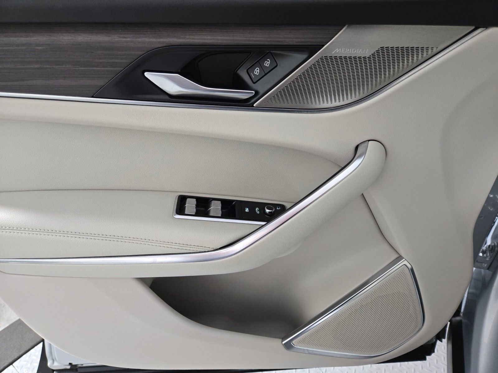 Used 2023 Jaguar F-PACE S image 22