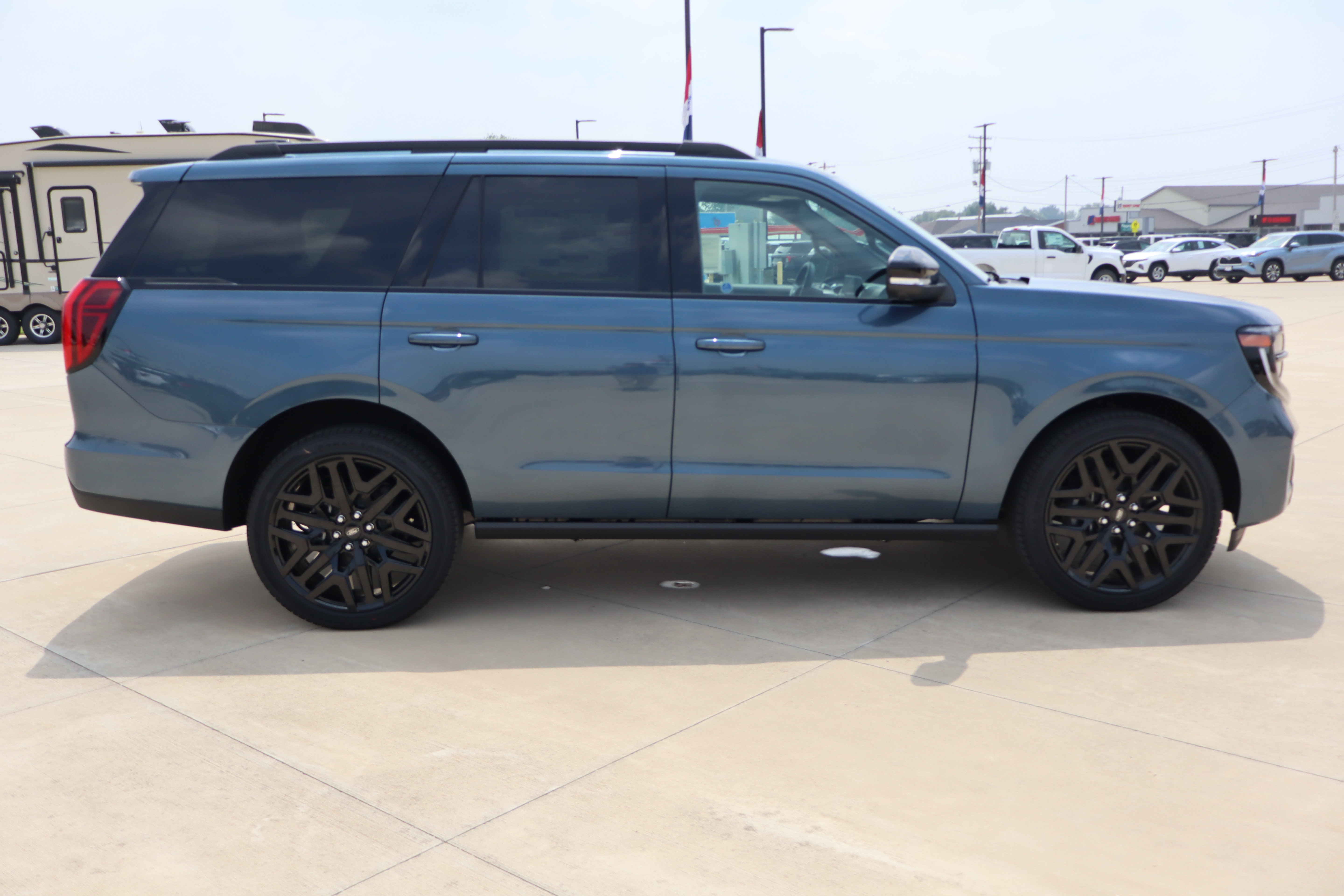 New 2027 Ford Expedition Platinum w/ Stealth Performance Package AWD/4WD image 4