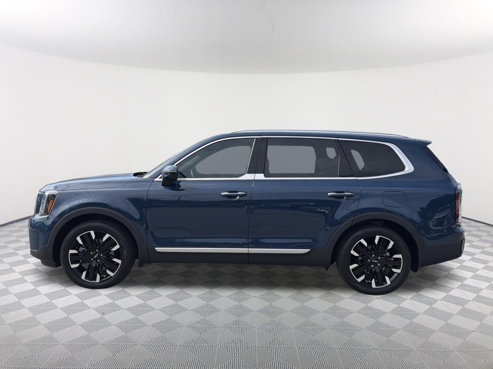 Used 2024 Kia Telluride SX w/ Towing Package FWD image 14