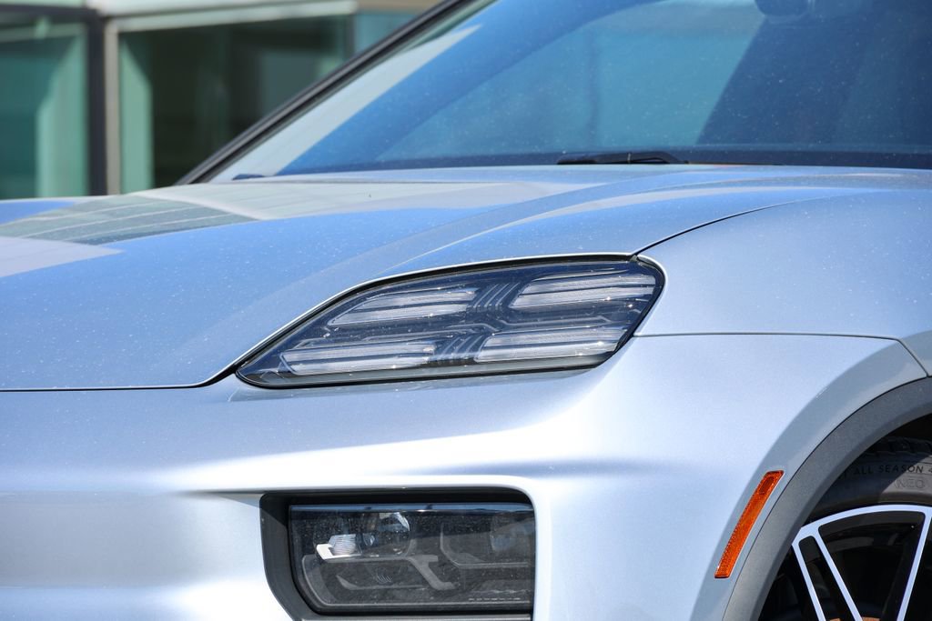 Certified 2025 Porsche Macan 4 Electric image 7