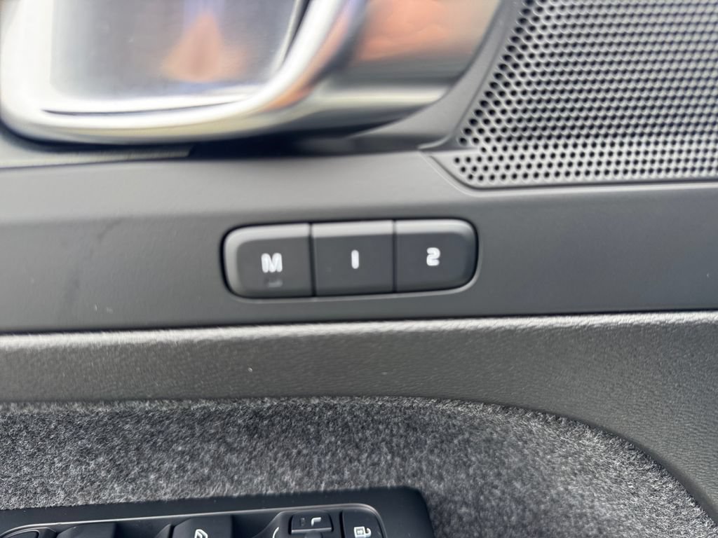 Certified 2025 Volvo XC40 B5 Plus AWD/4WD image 15