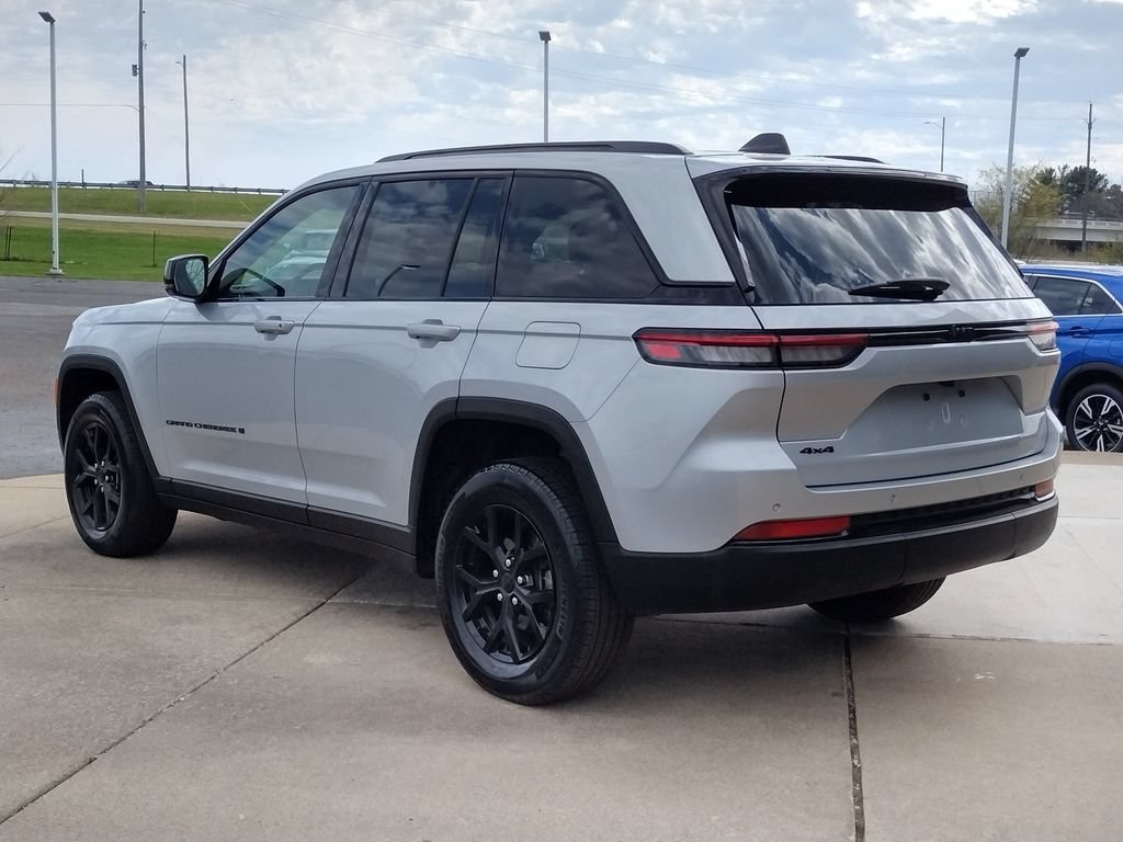 Used 2025 Jeep Grand Cherokee Altitude AWD/4WD image 16
