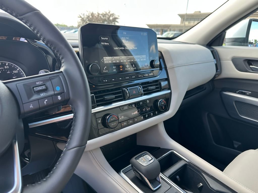 Used 2025 Nissan Pathfinder SL w/ Lighting Package (N92) image 33