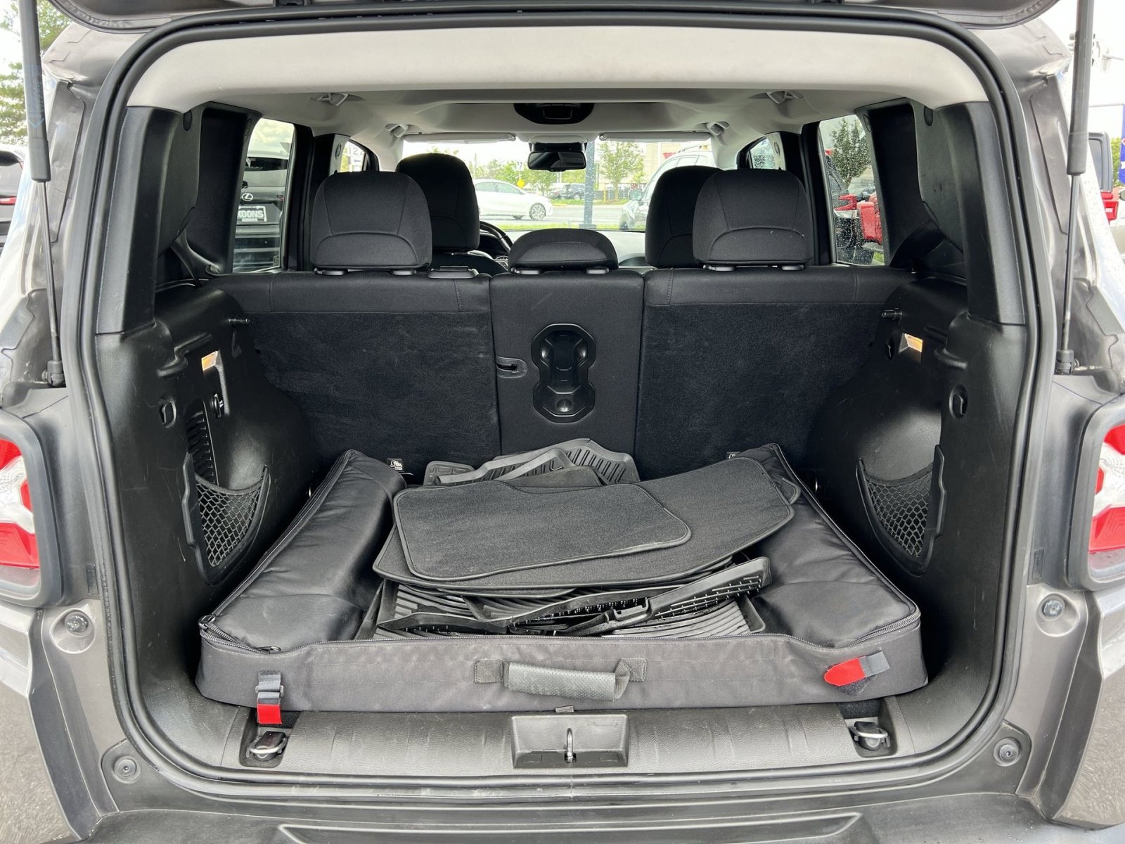 Used 2017 Jeep Renegade Latitude image 23