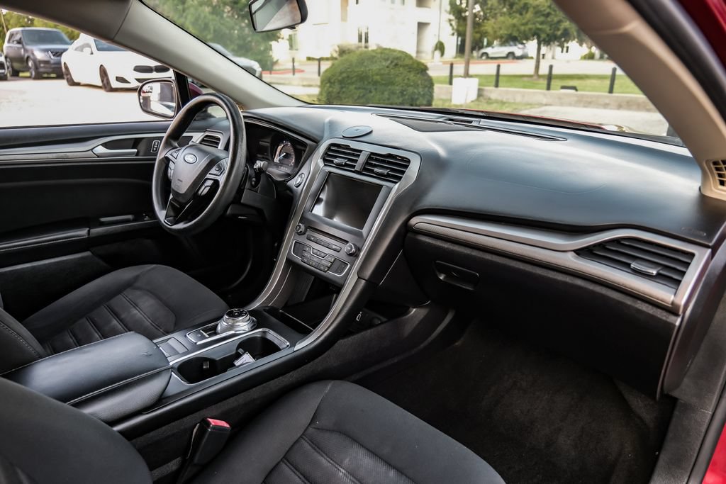 Used 2018 Ford Fusion SE w/ Fusion SE Technology Package FWD image 9