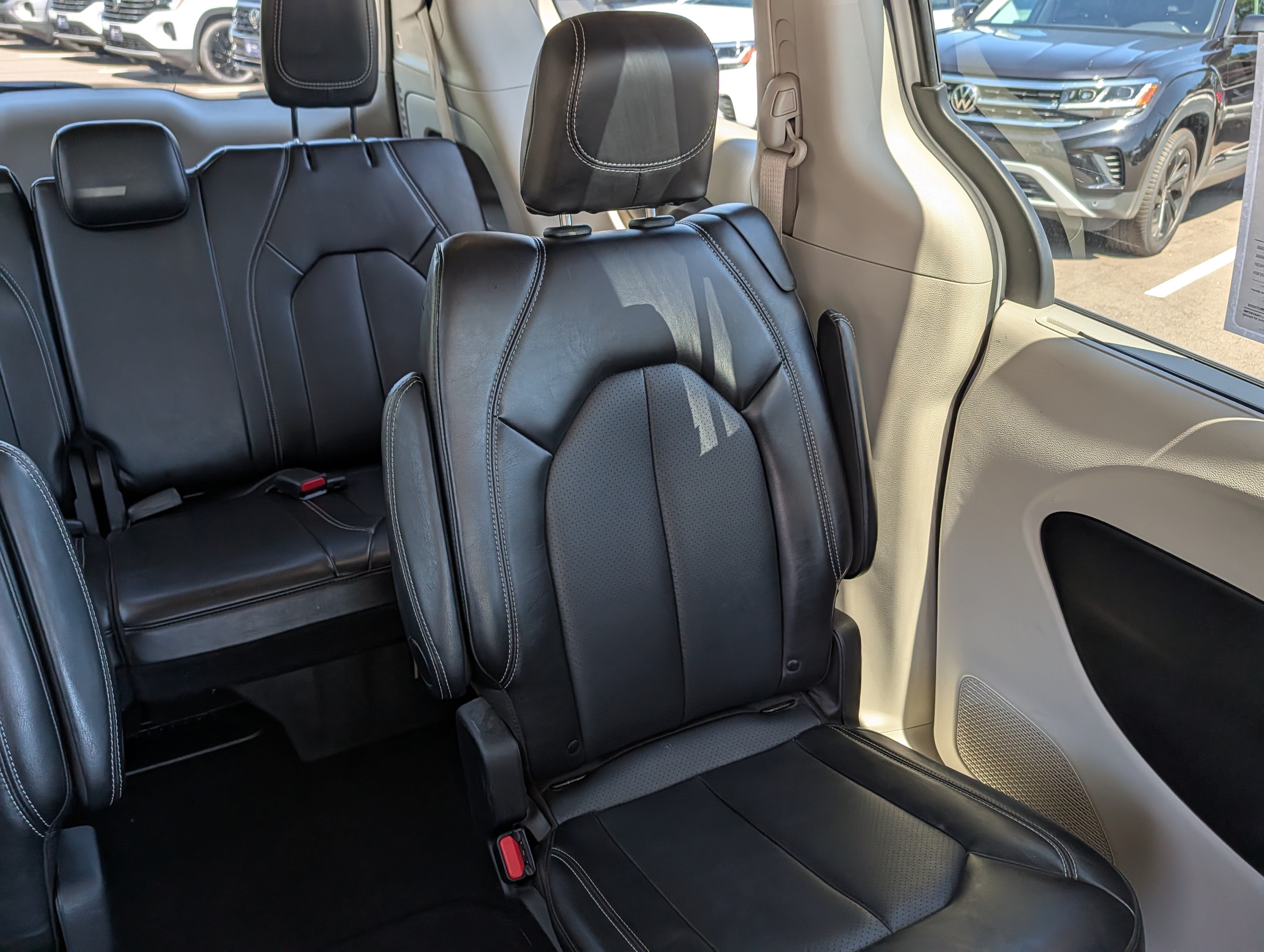 Used 2024 Chrysler Pacifica Touring-L FWD image 14