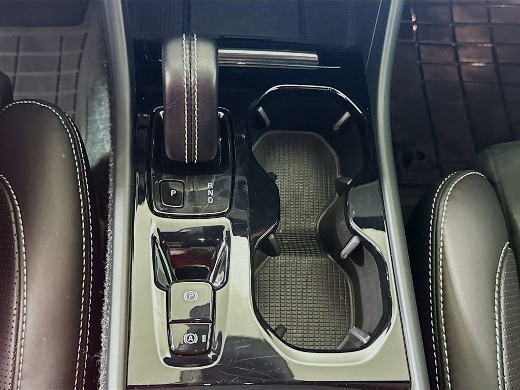 Used 2021 Volvo XC40 T5 R-Design image 18