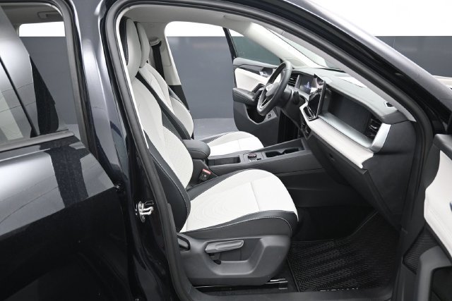 New 2026 Volkswagen Tiguan SE FWD image 14