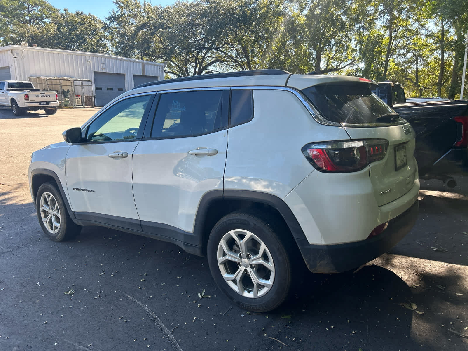 Used 2024 Jeep Compass Latitude AWD/4WD image 2