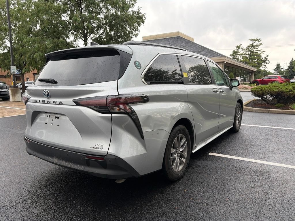 Used 2023 Toyota Sienna XLE FWD image 4