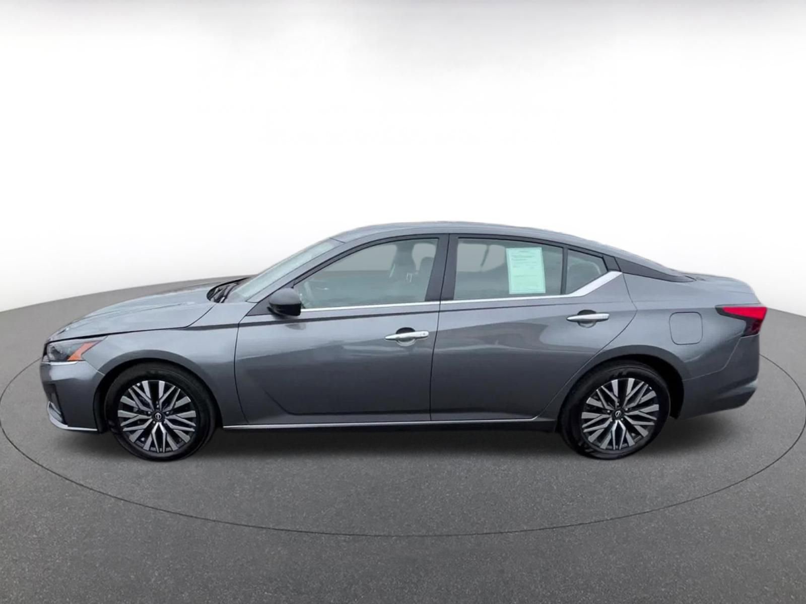 Used 2024 Nissan Altima 2.5 SV image 9