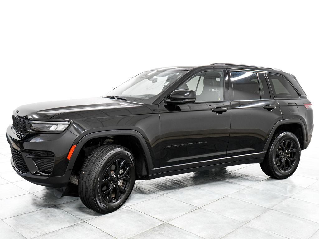 Used 2025 Jeep Grand Cherokee Altitude AWD/4WD image 4