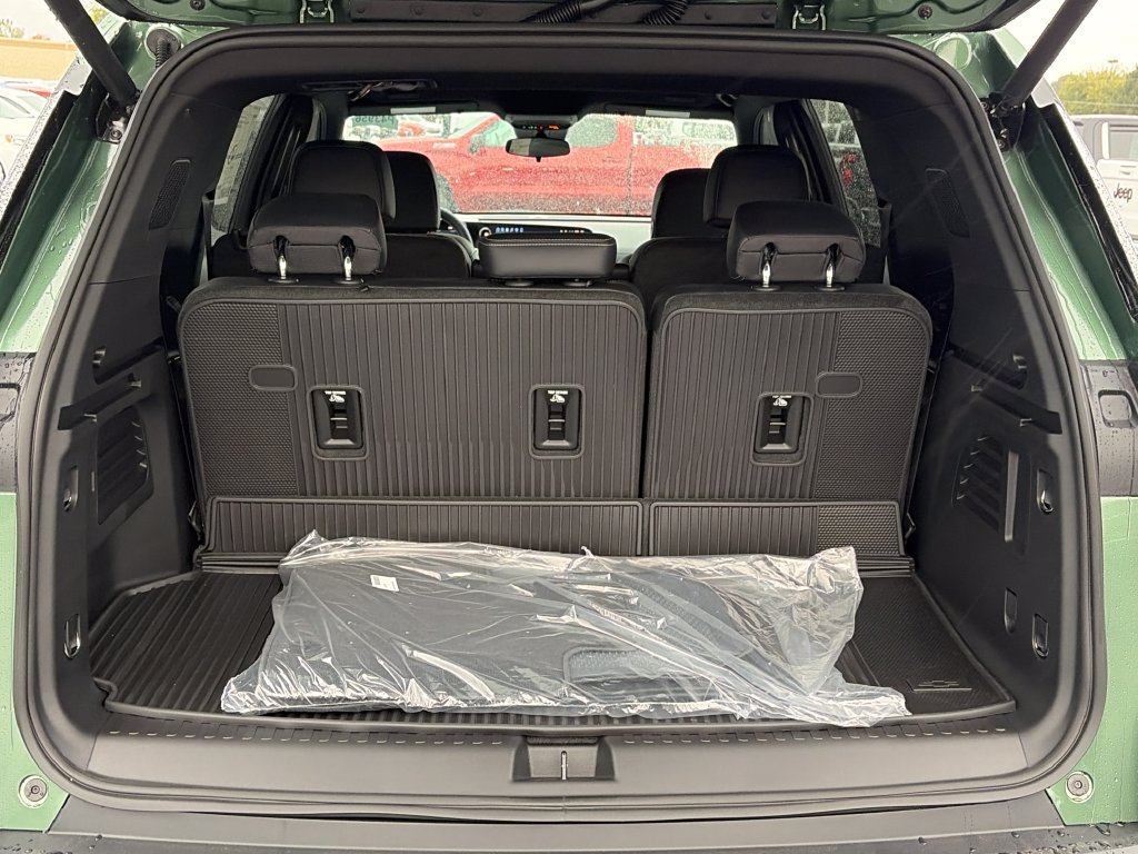 New 2027 Chevrolet Traverse LT w/ Midnight/Sport Edition AWD/4WD image 7