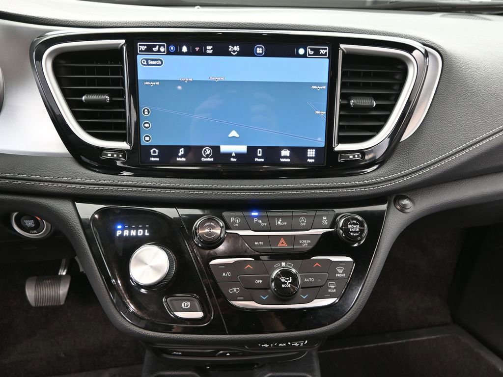 Used 2022 Chrysler Pacifica Touring-L w/ Uconnect Theater Family Group image 36
