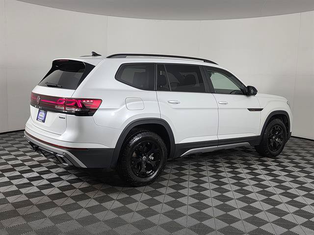 Used 2024 Volkswagen Atlas Peak Edition SEL AWD/4WD image 3