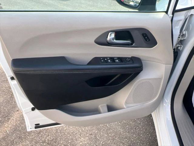 Certified 2023 Chrysler Pacifica Touring-L FWD image 40