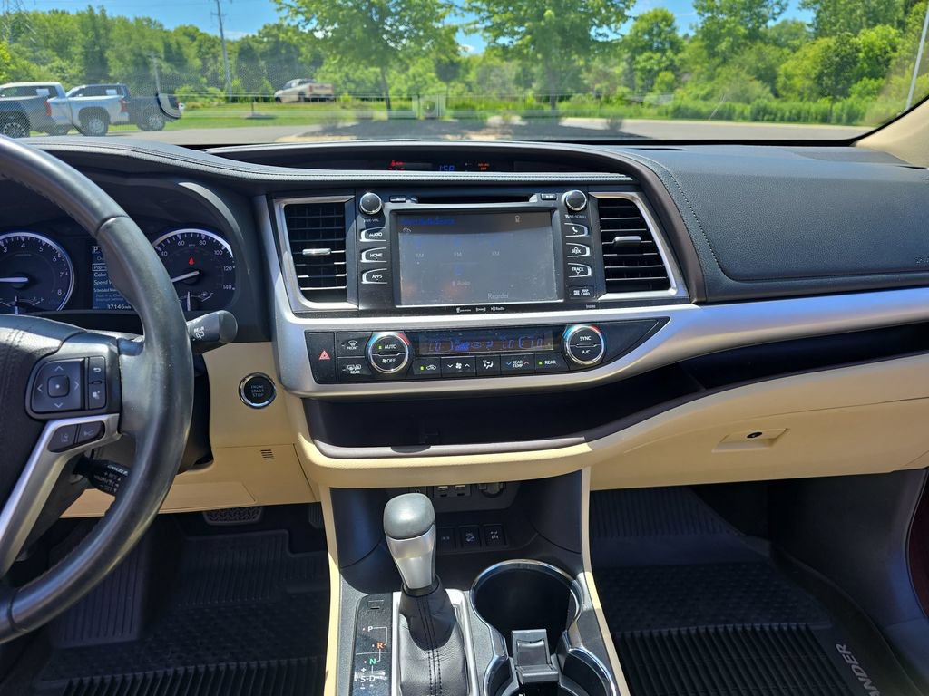 Certified 2019 Toyota Highlander XLE AWD/4WD image 22