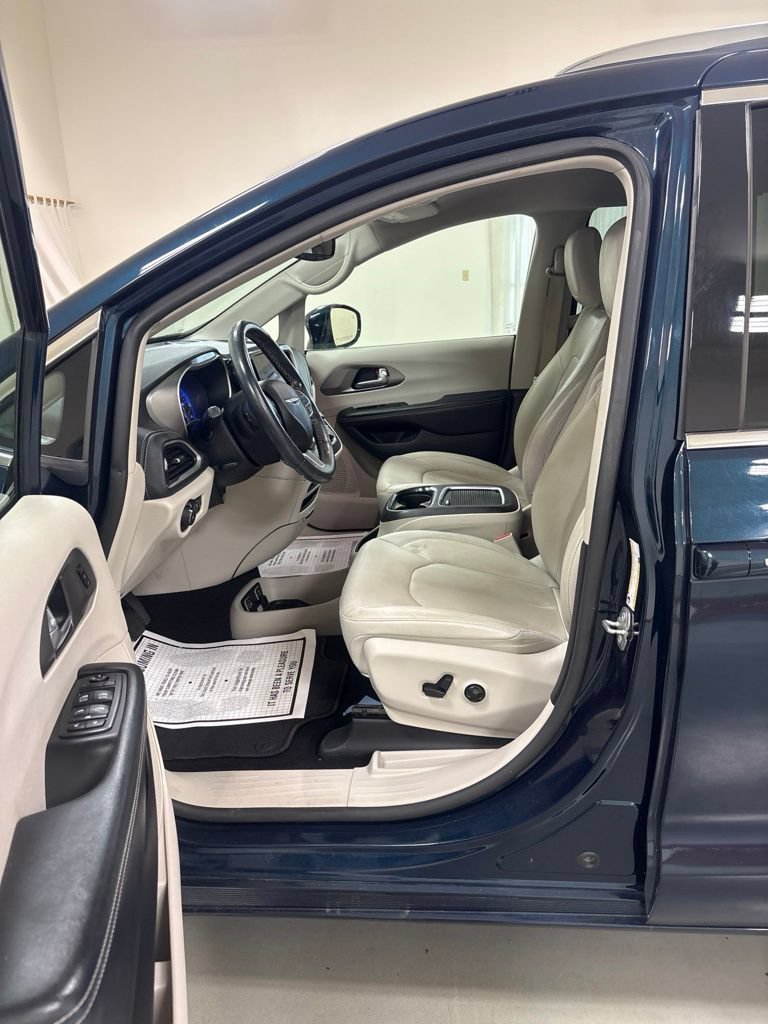 Used 2021 Chrysler Pacifica Touring-L FWD image 9