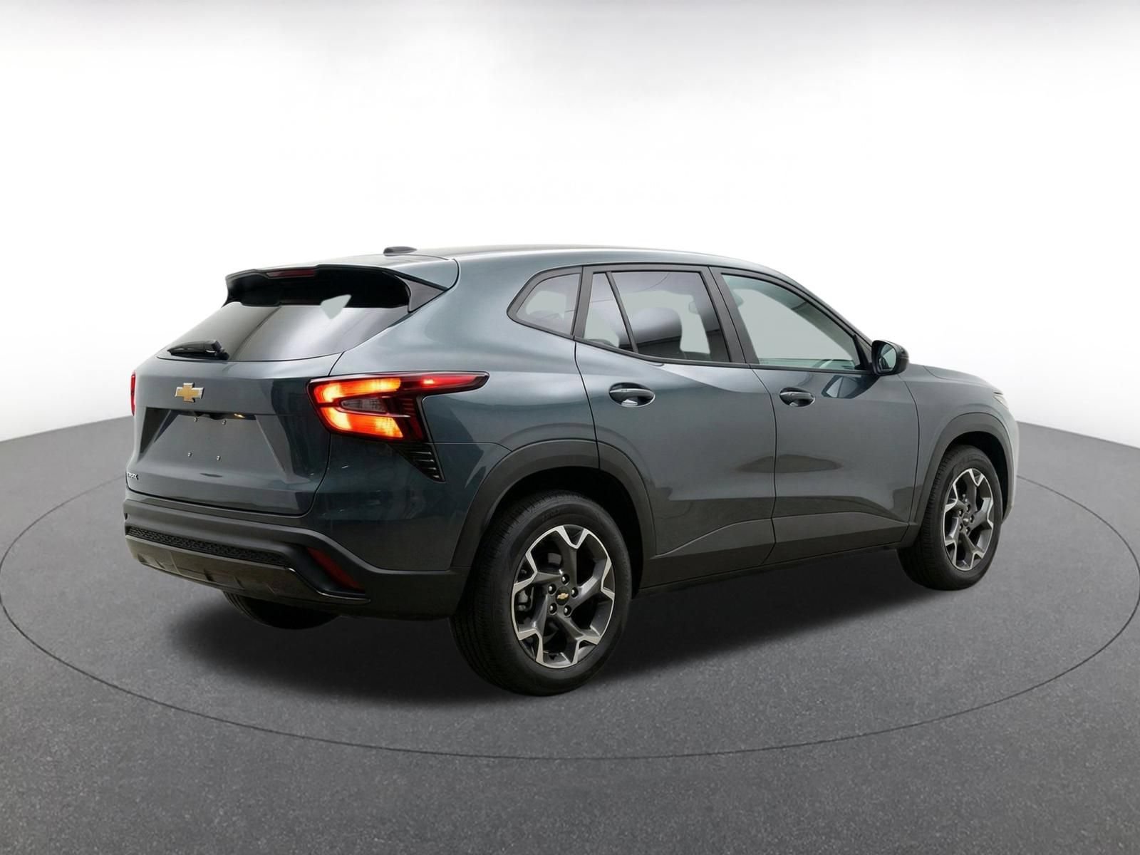 Used 2025 Chevrolet Trax LT FWD image 9