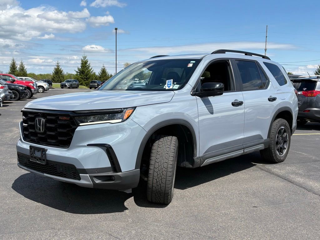 Used 2025 Honda Pilot TrailSport image 3