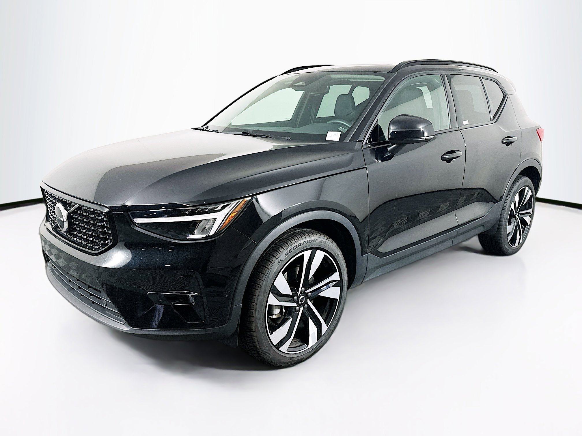 Used 2025 Volvo XC40 B5 Plus image 3