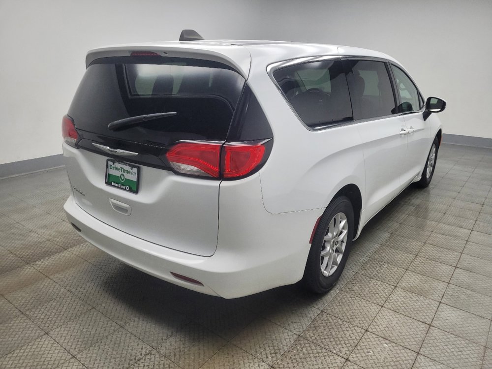 Used 2023 Chrysler Voyager LX image 9