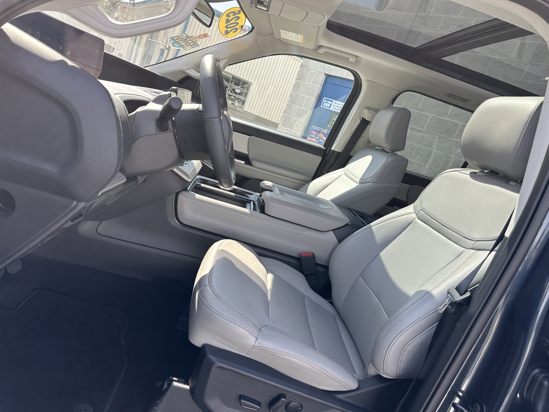 Used 2025 Ford Expedition Active RWD image 9