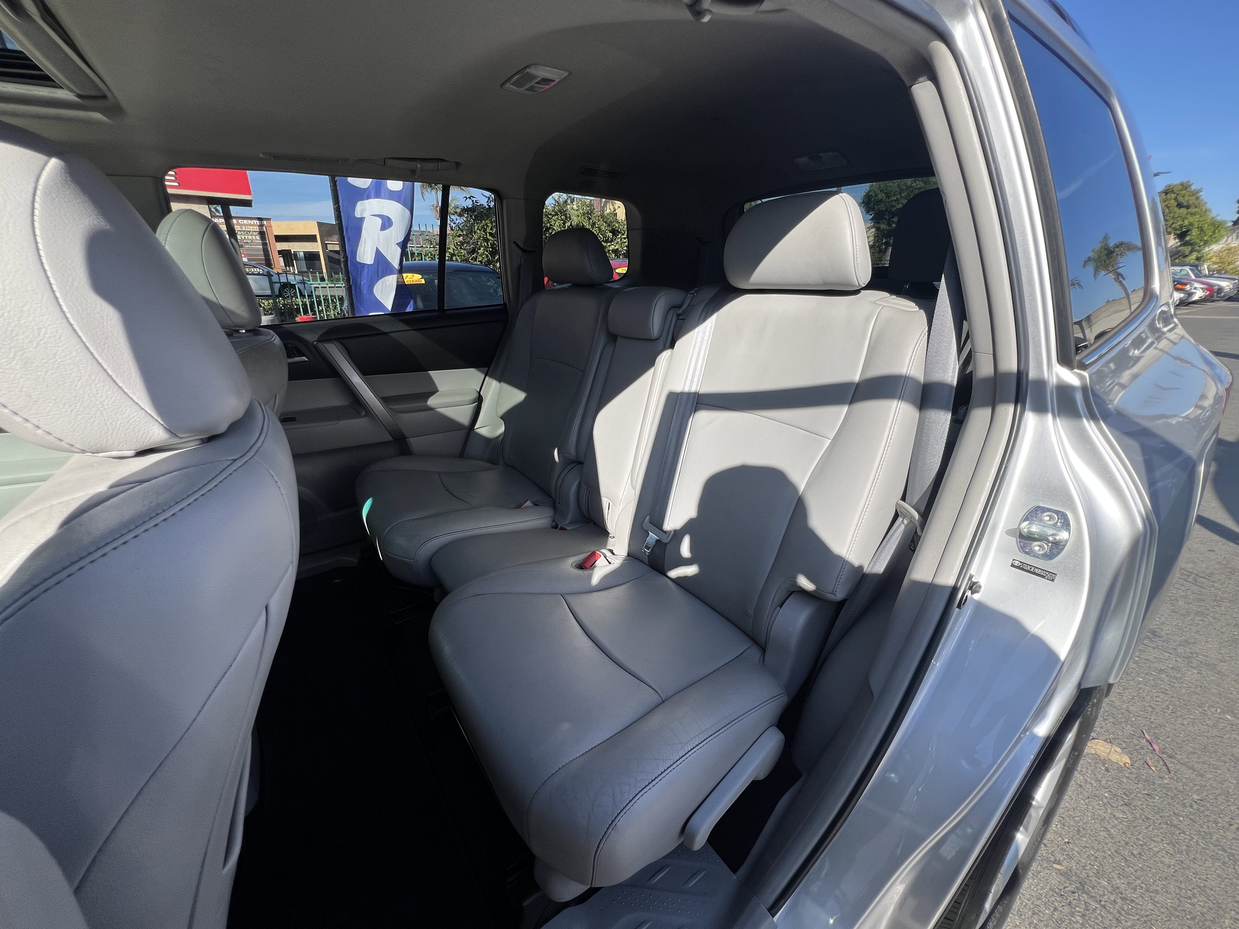 Used 2011 Toyota Highlander SE w/ Tow Pkg FWD image 27