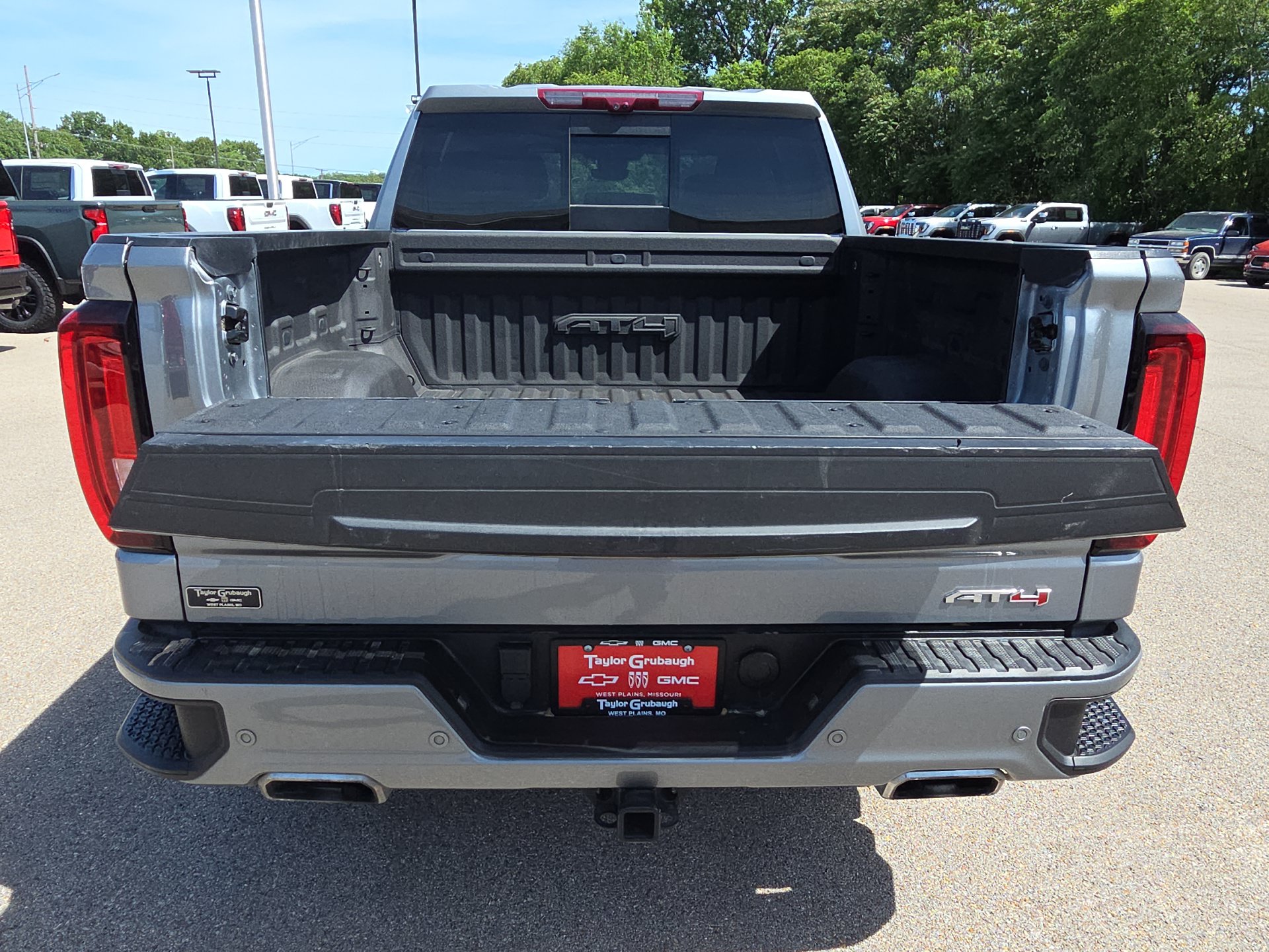 Used 2024 GMC Sierra 1500 AT4 w/ Technology Package AWD/4WD image 9