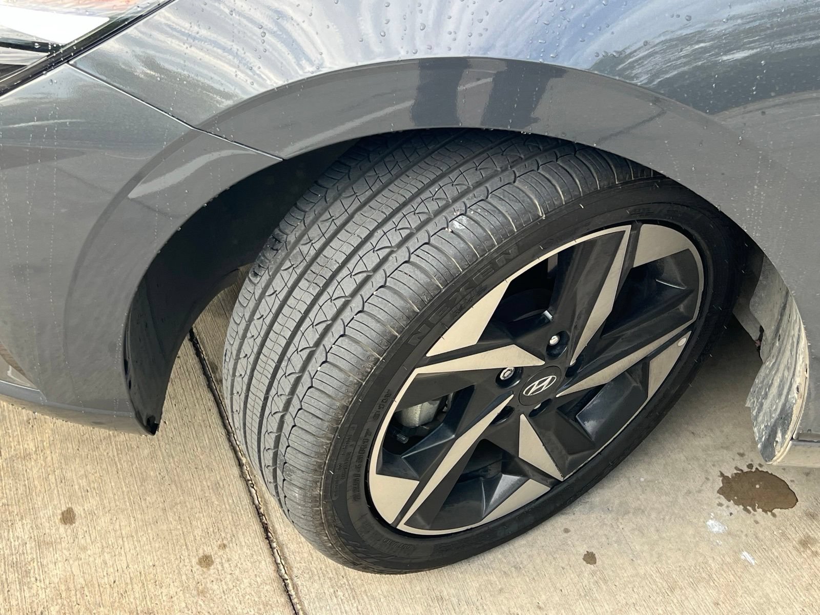 Used 2023 Hyundai Elantra Limited w/ Preferred Accessory Package FWD image 9