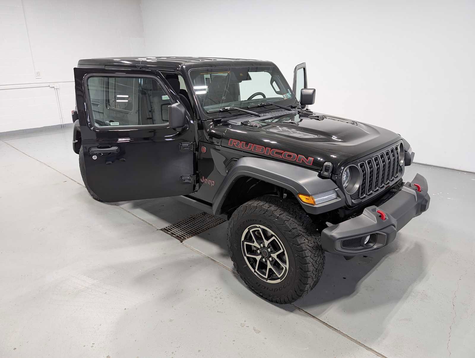 Used 2025 Jeep Wrangler Unlimited Rubicon w/ Convenience Group AWD/4WD image 15