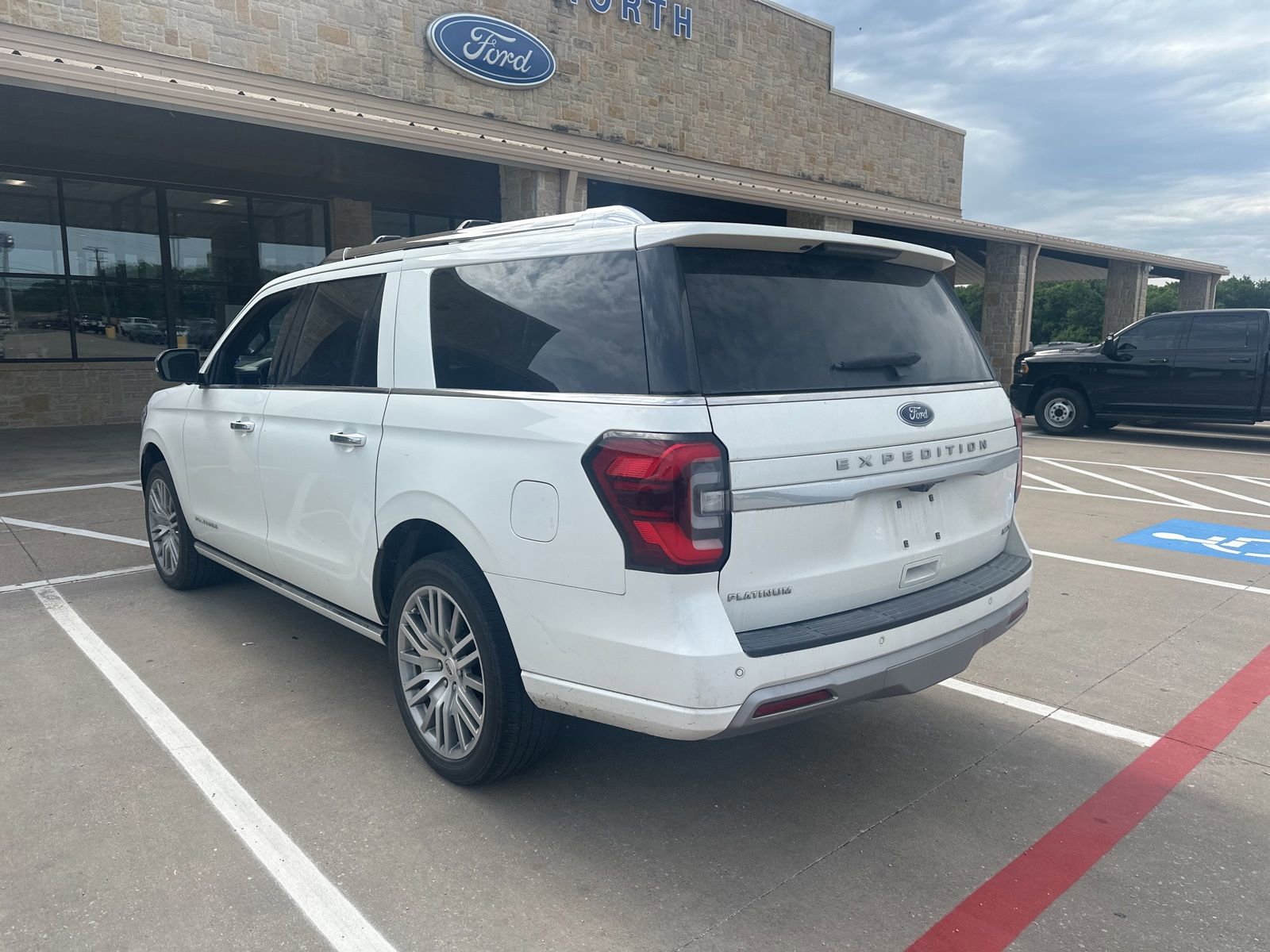 Used 2023 Ford Expedition Max Platinum AWD/4WD image 3