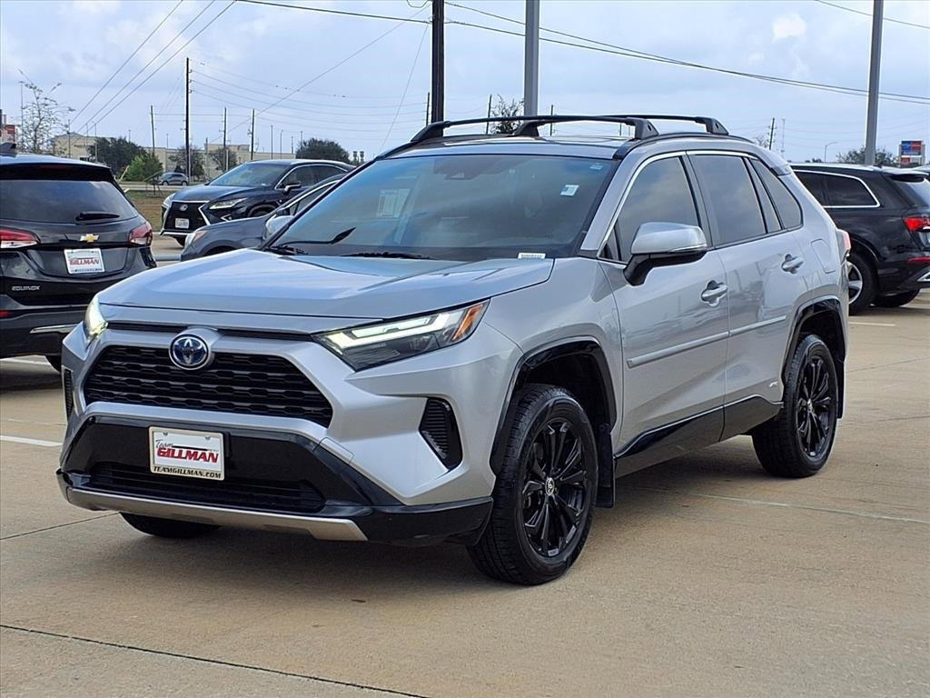 Used 2022 Toyota RAV4 SE w/ Convenience Package image 4