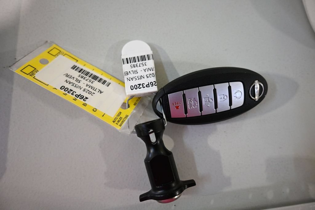 Used 2025 Nissan Altima 2.5 SV FWD image 19