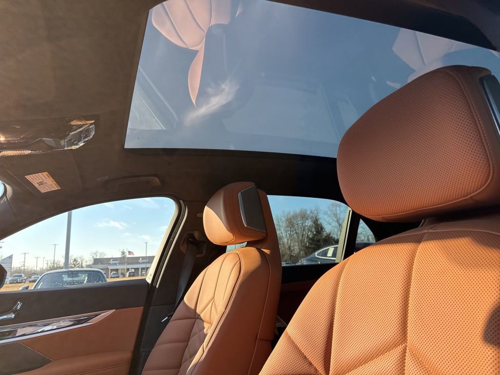 Used 2024 BMW 740i image 8