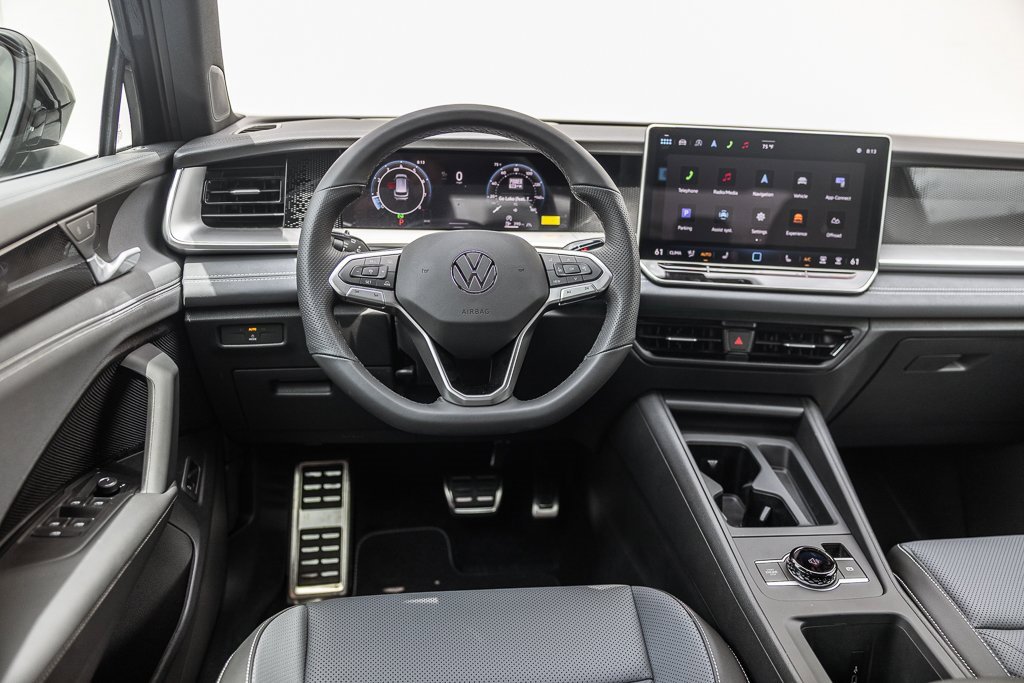 New 2025 Volkswagen Tiguan SE R-Line image 6