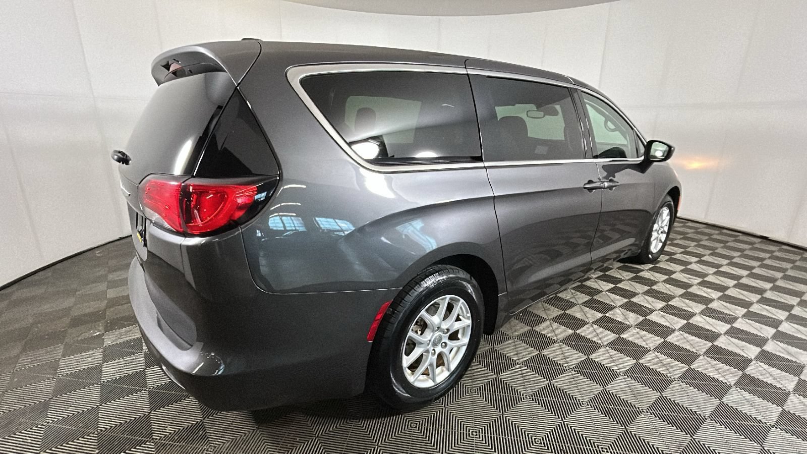 Used 2023 Chrysler Voyager LX FWD image 2
