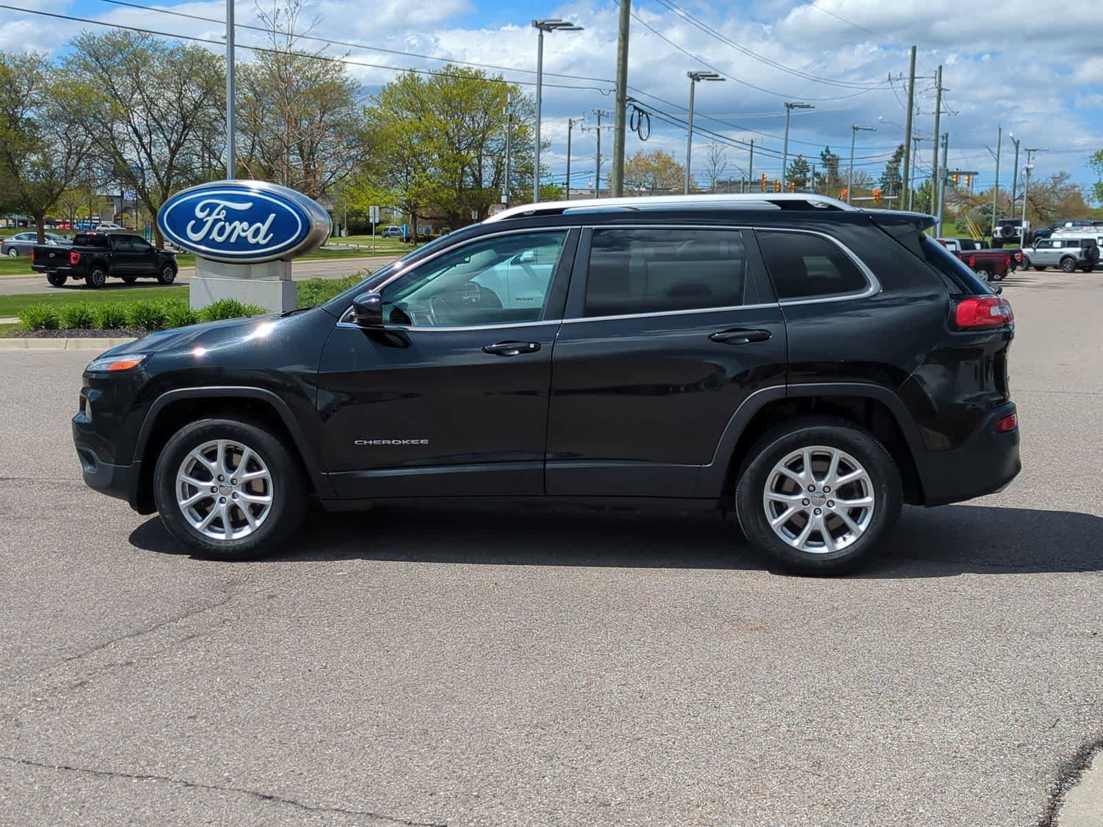 Used 2016 Jeep Cherokee Latitude w/ Safety/Convenience Group AWD/4WD image 5
