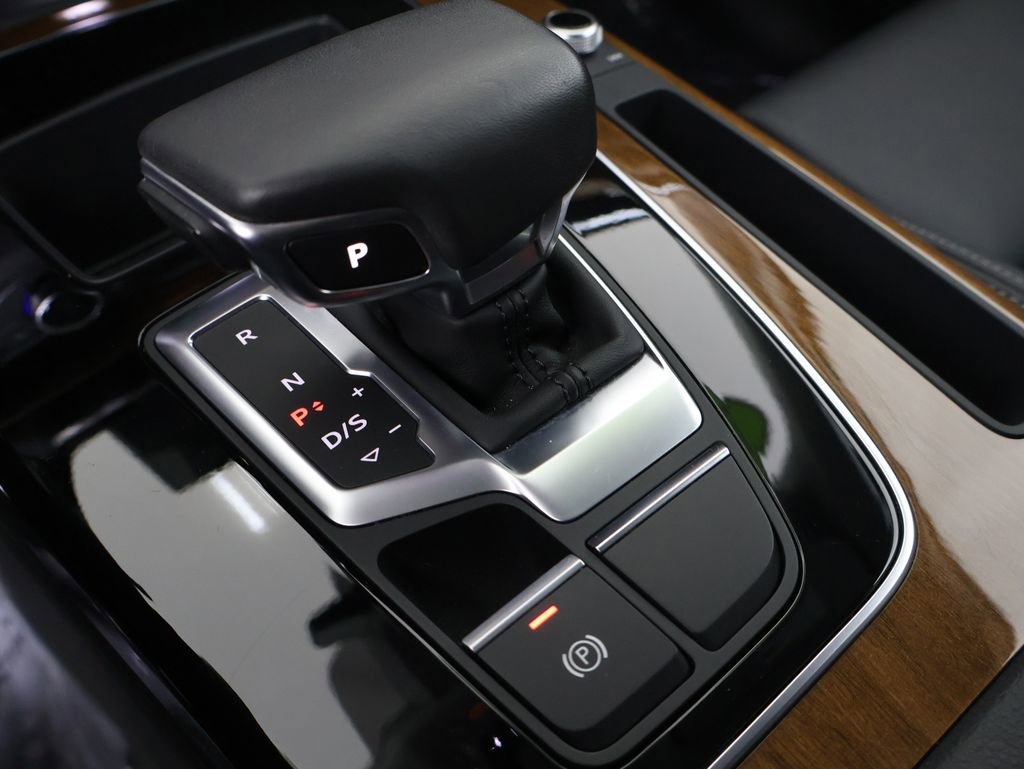 Used 2024 Audi Q5 e Premium w/ Convenience Package image 4