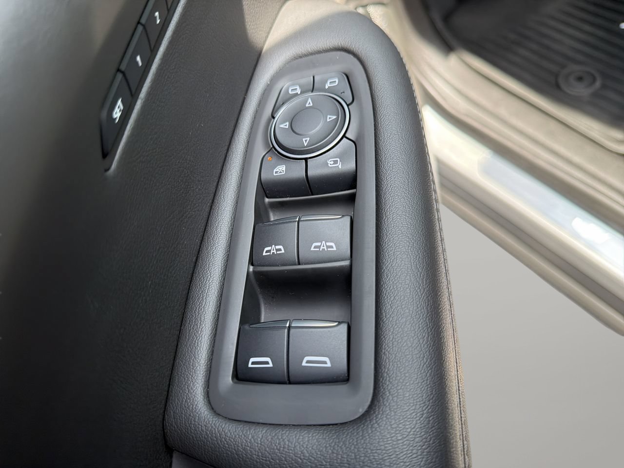 Used 2025 Cadillac XT6 Luxury FWD image 19